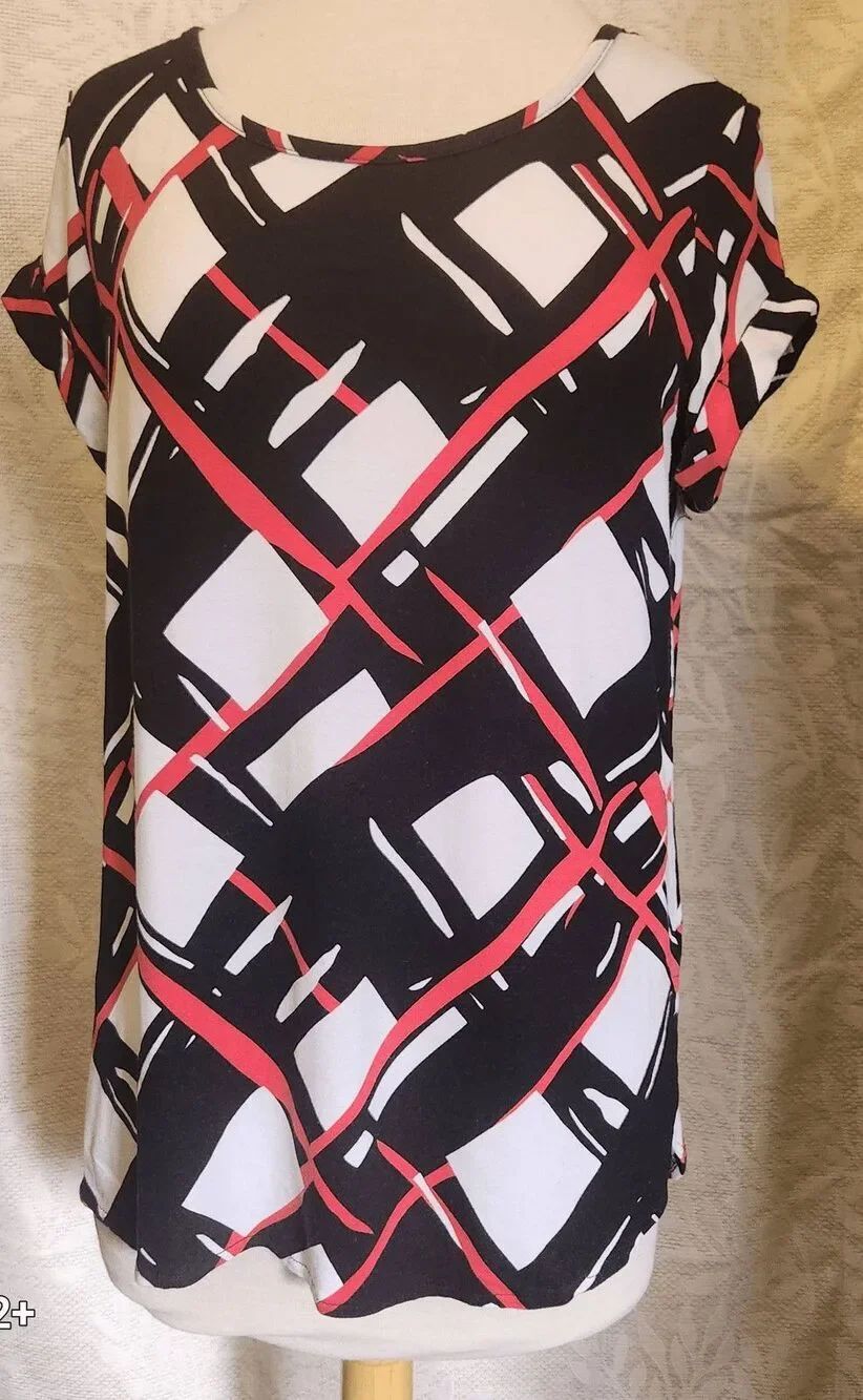 F28 Tribal black, white & hot pink fun pattern tee short cuffed sleeves Sz Med